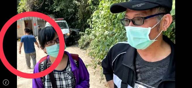 影片曝光再拆穿李義祥 意外發生冷眼旁觀玩手機聊天(圖/王志偉翻攝)