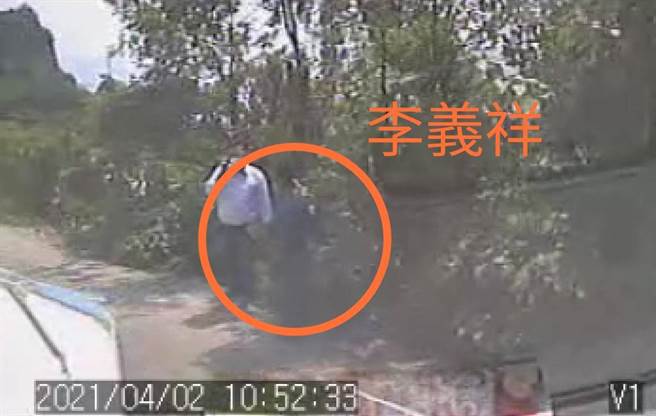 影片曝光再拆穿李義祥 意外發生冷眼旁觀玩手機聊天(圖/王志偉翻攝)