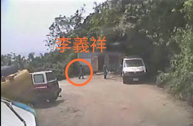 影片曝光再拆穿李義祥 意外發生冷眼旁觀玩手機聊天(圖/王志偉翻攝)