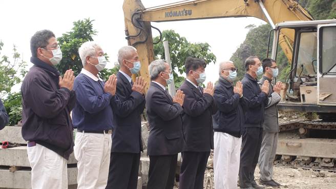 5日最后一位罹难者在破损的列车被寻获带回，现场警消、台铁人员列队致意，慈济志工由顏博文执行长(右二)带领合十祝福，祈愿亡者灵安，生者心安。 (慈济基金会提供／王志伟花莲传真)