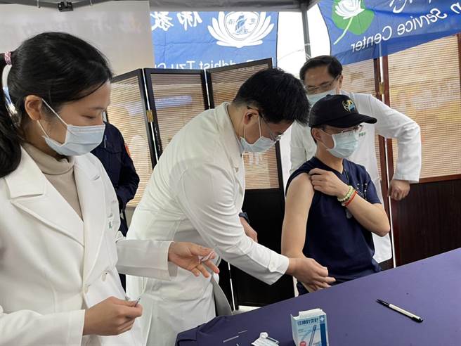 花莲慈济医院副院长何宗融(左二)为现场工作人员针灸，舒缓压力，花莲慈济医院院长林欣荣(右一)在旁边关怀。(慈济基金会提供／王志伟花莲传真)