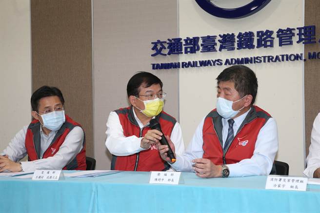 交通部次長王國材(中)5日下午記者會中表示，照片中拍到的工地主任李義祥等4人，其中一人是聯合大地工程勞安人員，但詳細情況仍在調查中。(趙雙傑攝)