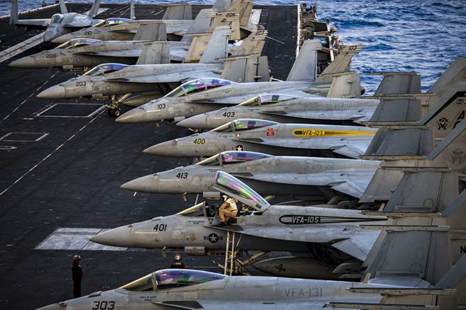 美国海军预计于2030年前更换现有的超级大黄蜂舰载战机与咆哮者电战机，并增加无人战机的比例，大约会每4架载人战机会搭配6架无人战机。（图／美国海军）