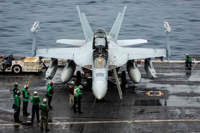 美国海军的NGAD计划的无人机可能用于电子战或早期预警平台，若落实在F/A-18E/F与EA-18A替代战机上，前者做为舰载机骨干，倾向于有人驾驶，后者进行电子战则倾向于无人驾驶。图为EA-18A电子战机。（图／美国海军）