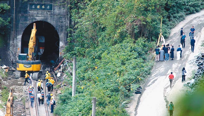 台鐵太魯閣號出軌意外，4日罹難家屬帶著招魂幡到現場招魂。（鄭任南攝）