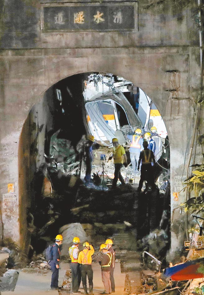 第4车厢被拖出隧道后，让隧道内其他车厢挤成一团的惨状曝光。（郑任南摄）