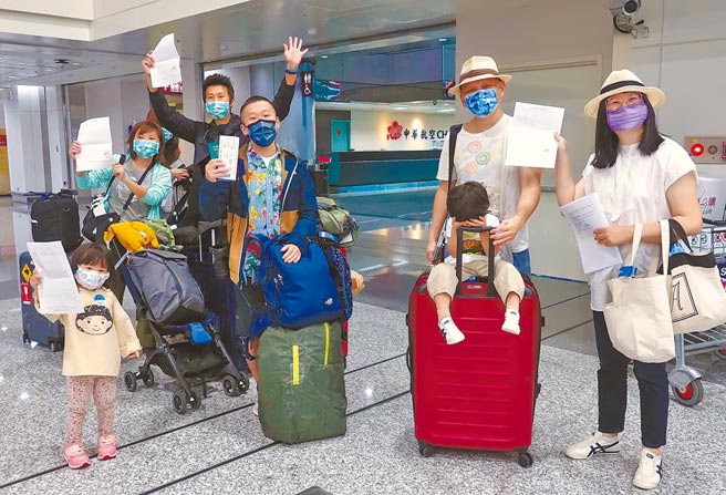 帛琉旅游泡泡次发团4日下午出发，除了10名团客，另有3名商务散客同行，13名旅客的核酸检测都是阴性，旅客拿到检测报告后，开心的到柜台办理登机手续，对于只有10名团员并不在意，还说是「包岛当岛主」简直赚翻了。（陈麒全摄）