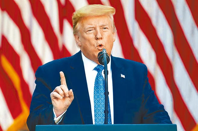 一股暗黑势力被一群群自以为是的政治狂热者与宗教狂热者支撑着，他们不在乎政府疫情控制中心的呼吁，不理会主政者的命令，他们放肆地任意而为，无视急遽增高的感染比例与死亡人数。图为美国前总统川普。（美联社）