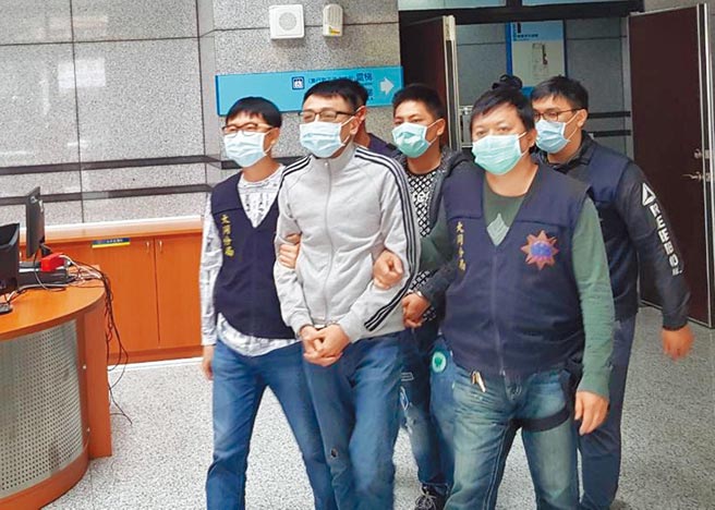 廖姓男子(中)因不滿遭通訊行老闆砍傷，3日深夜持槍朝對方連開8槍，警方依殺人未遂等罪嫌送辦。（民眾提供／李文正台北傳真）