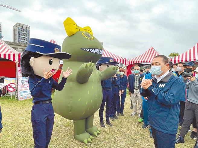 新北市三重区大都会公园昨举办「2021新北童乐节」主题活动，新北市长侯友宜到场，把关活动设施安全。（新北市教育局提供／蔡雯如新北传真）