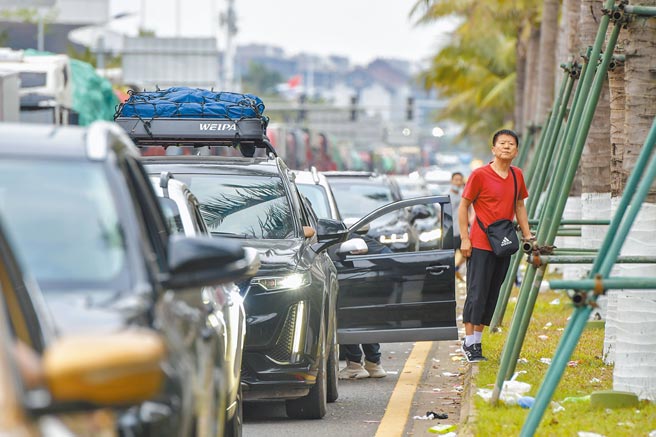 4月3日大陸清明連假出行高峰來臨，圖為等待過海的司機觀望路況。（中新社）
