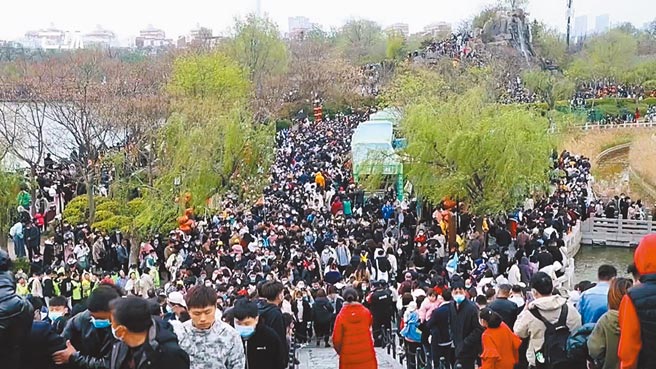 清明小長假，中國大陸各地景點出遊人數爆棚，河南開封清明上河園湧入數萬人，園區內堵得水泄不通。（摘自網路）