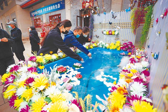 清明连假扫墓祭祖，有业者推出水溶性祭祀用品受到逝者家属青睐，为绿色殡葬、文明生态祭扫增添更多人文关怀。（中新社）