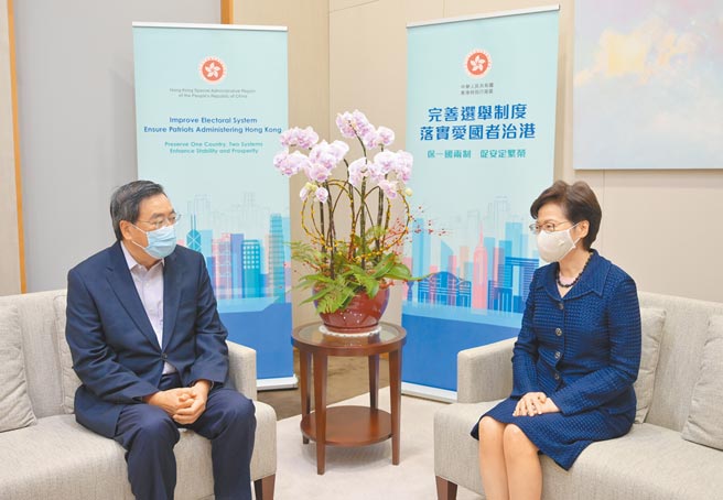 港府希望爭取在5月前完成審議條例草案並三讀通過，以便展開後續選舉工作。圖為香港特區行政長官林鄭月娥與立法會主席梁君彥會面。（中新社）