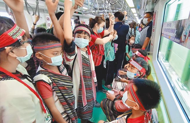 台中市府希望今年購物節搭上捷運綠線通車利多，串聯各商圈消費力，圖為泰雅族學童試乘中捷，感受全新體驗。（台中市府提供／盧金足台中傳真）