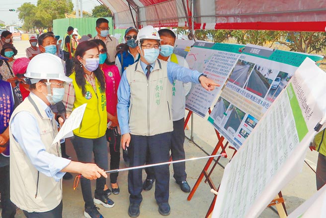 台南市政府工務局動用5億1600萬元經費進行南175線道路拓寬工程，預計今年8月完工，市長黃偉哲（右）聽取施工單位簡報。（市府提供／洪榮志台南傳真）