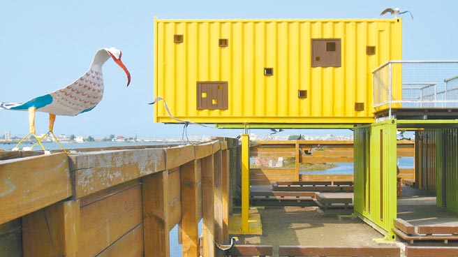 農委會林務局以「生態休耕」方式，在雲林縣口湖鄉廢耕地營造成龍溼地，並在溼地旁興建「賞鳥牆貨櫃屋」。（觀樹教育基金會提供）