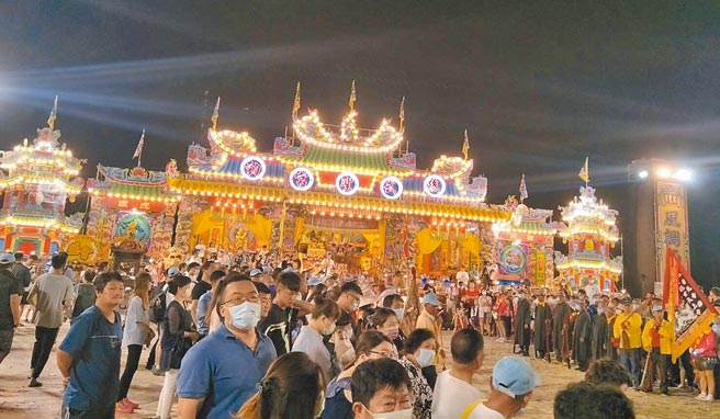 楠梓区后劲武圣宫3日晚间在左营举行庙会活动，但逾时放烟火引发民怨。（翻摄照片／林瑞益高雄传真）