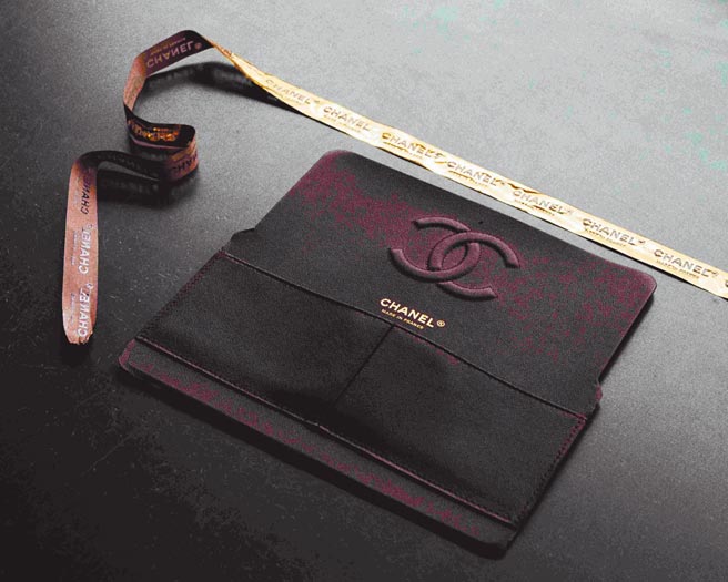 浮壓的雙C Logo與酒紅色內袋也承載著工坊工藝的堅持。（CHANEL提供）