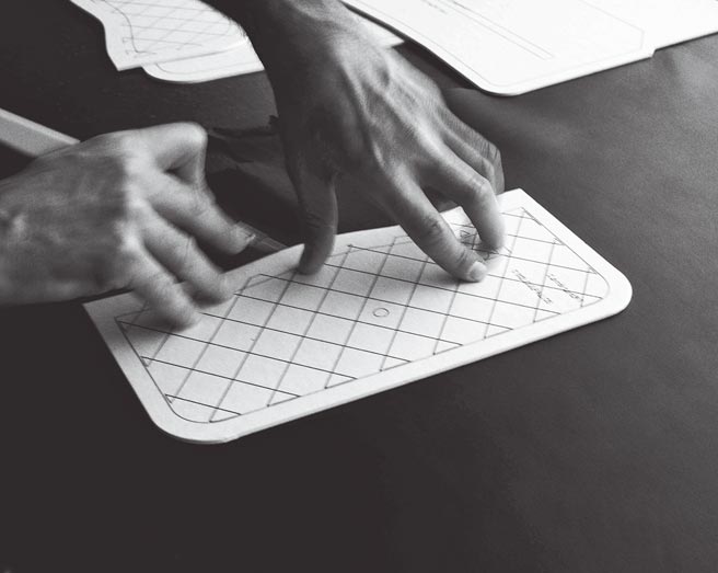 工匠正手繪包款上的菱形格紋縫線。（CHANEL提供）