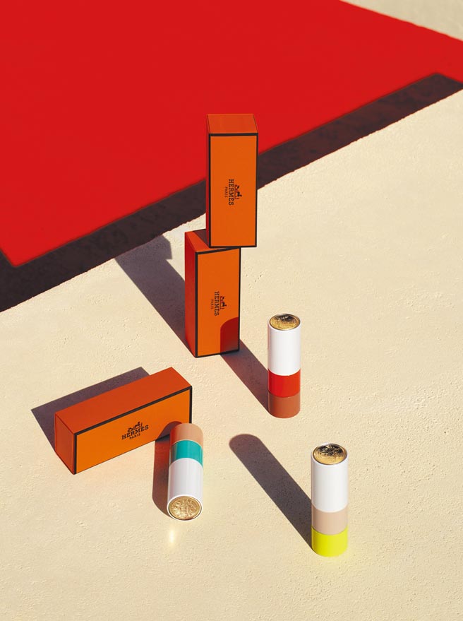 爱马仕春夏限量ROUGE HERMES唇妆系列形象图，绿洲玫瑰、水漾珊瑚、炫丽淡褐3色每支各2500元。（爱马仕提供）