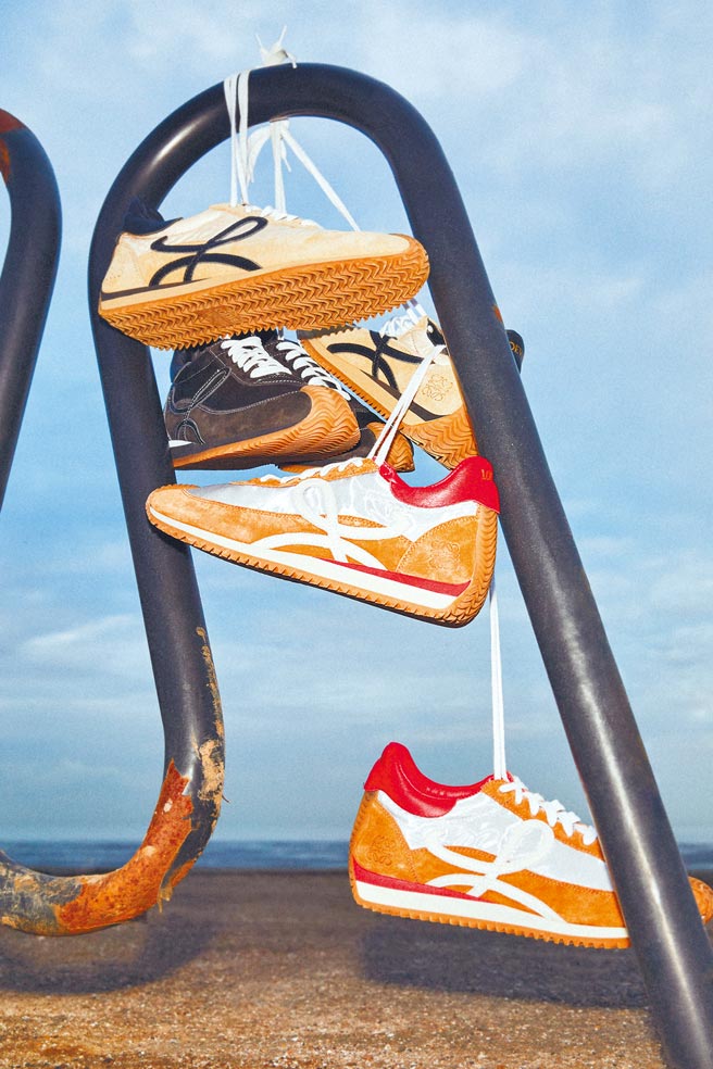 Loewe今年以70年代的運動鞋為設計靈感，推出全新Flow運動鞋，價格未定。（Loewe提供）