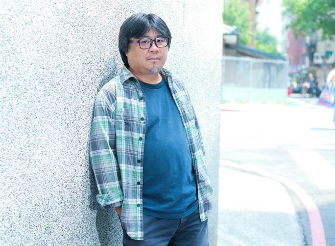 吳耀東將自己拍攝紀錄片25年的孤單和虛無，投射在《站在那裡》主角溫吉興和王墨林身上。（粘耿豪攝）