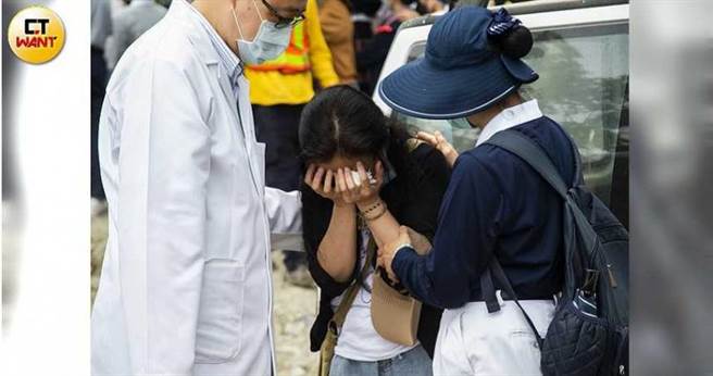受害者家属的哀喊悲鸣声萦绕山谷，听者无不鼻酸，还有人伤心欲绝，在家属的搀扶下才能勉强站立。（图／黄威彬摄）