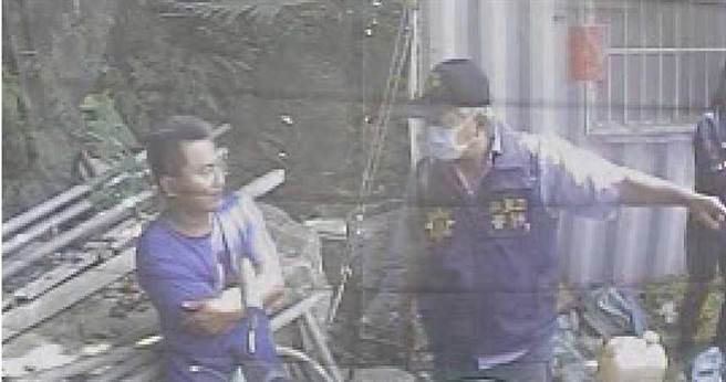 最新画面显示，肇事司机李义祥在事故发生的第一时间不仅没有报警或协助救援，反而是在边坡工寮与他人聊天、吃槟榔，直到警方来询问时还满脸不在乎。（图／翻摄画面）