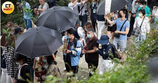受害者家属在3日下午重返现场招魂，哀喊悲鸣声萦绕山谷，听者无不鼻酸。（图／张文玠摄）