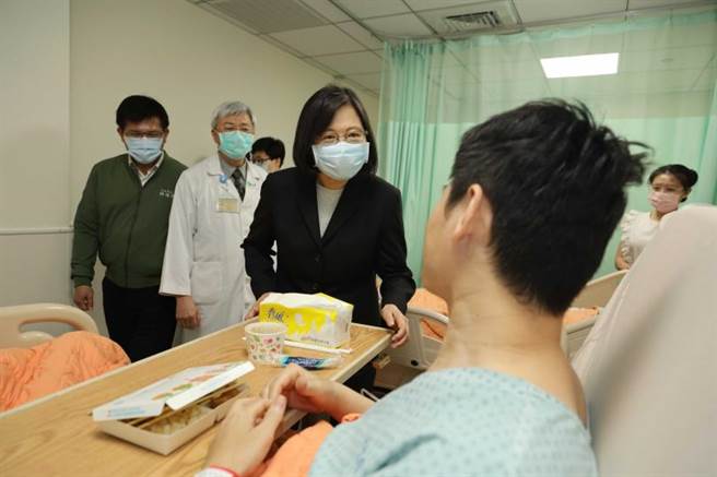 蔡英文总统在事发后，3日到医院慰问伤者。（资料照／总统府提供）