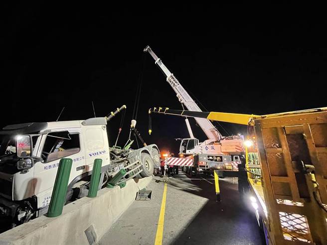 台61线西滨快速道路南下118公里通霄段，6日发生3部大型板车、砂石车追撞事故，现场双向交通堵塞。（苗栗县消防局提供／谢明俊苗栗传真）
