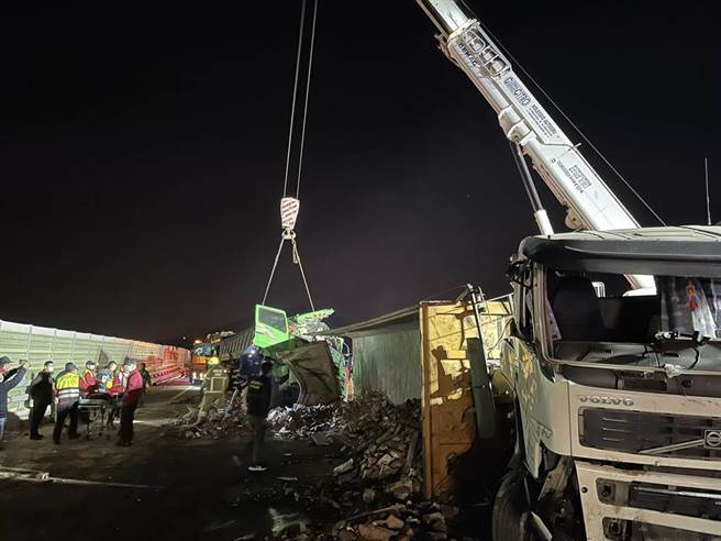台61线西滨快速道路南下118公里通霄段，6日发生3部大型板车、砂石车追撞事故，现场双向交通堵塞。（苗栗县消防局提供／谢明俊苗栗传真）
