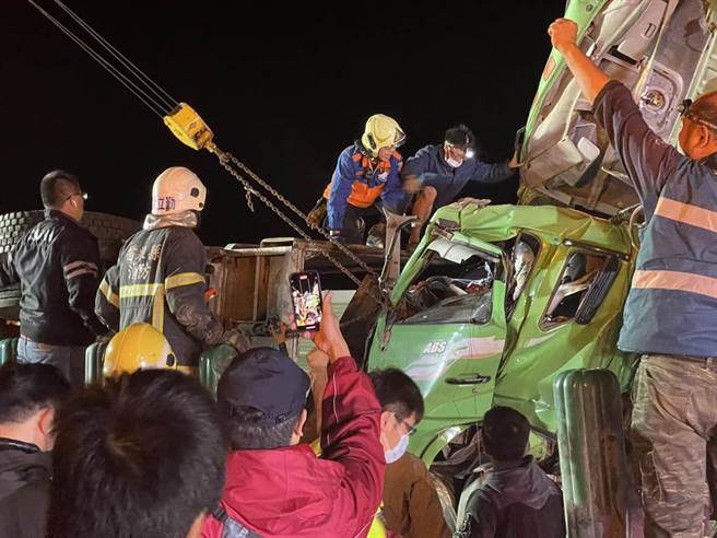 台61线西滨快速道路南下118公里通霄段，6日发生3部大型板车、砂石车追撞事故，现场双向交通堵塞。（苗栗县消防局提供／谢明俊苗栗传真）
