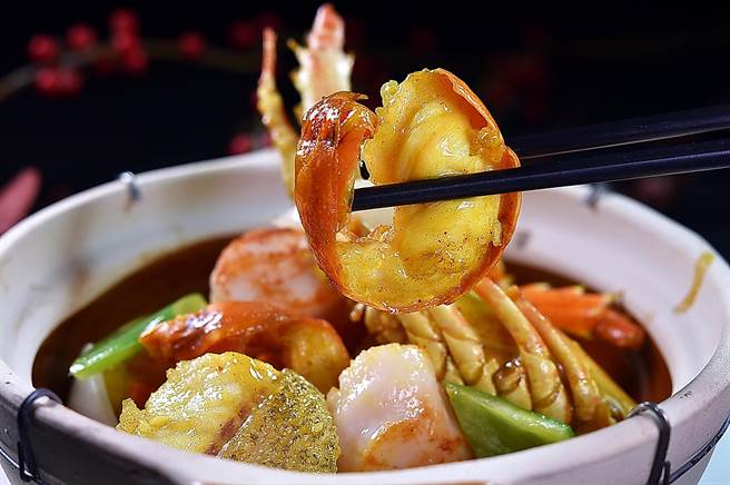 〈寒舍食谱〉的〈龙虾咖哩海味煲〉，所用龙虾为珍珠龙虾，肉质Q弹且吃得出甜味。（图／姚舜）
