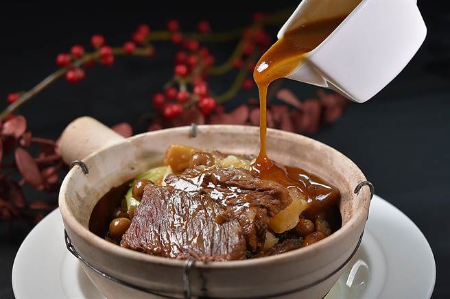 〈梅菜凉瓜焖牛腩煲〉中所用的梅菜是香港石澳梅菜芯，咸香中带着甘甜味，搭配柔嫩去骨牛小排和吸饱酱汁完全入味的苦瓜，主厨并加了破布子提味。（图／姚舜）
