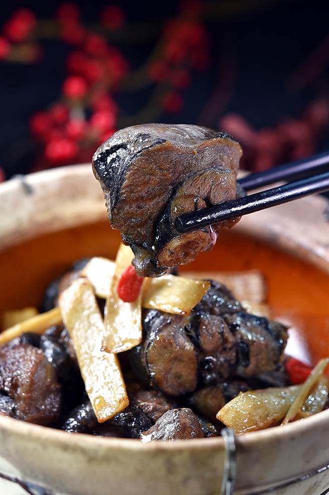 〈乾煎麻油乌鸡煲〉的乌鸡腿肉软嫩弹牙，，飘散着浓醇黑麻油与姜的香气。（图／姚舜）