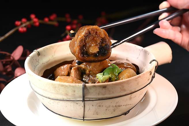 〈鲍汁牛尾煲〉是用鲍鱼汁去红烧牛尾，放在砂锅中以猛火收乾，吃的是鲍汁的鲜与牛尾的胶质。（图／姚舜）