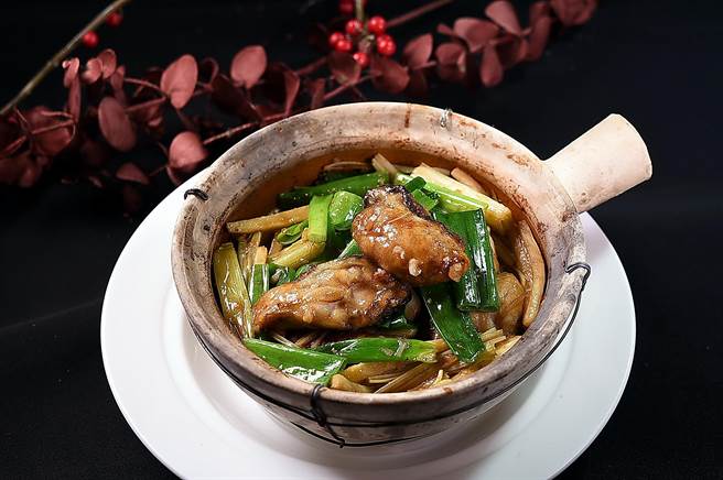 姜葱蚝仔粉丝煲〉的蚝仔是广岛牡蛎，薄沾蛋液及麵粉乾煎至表面金黄，再与爆香的葱白与姜片，与用虾油与蚝油焖煮的粉丝于砂锅中组合，再以以大火热烧将汁水紧密吸收进食材中成菜。（图／姚舜）