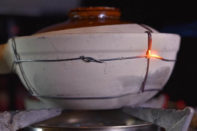 「煲仔菜」要好吃，关键在最后一道工序是用猛火将砂锅内食材「逼乾」、收汁，图中「箍煲」上的铁丝即被烧的火红。（图／姚舜）