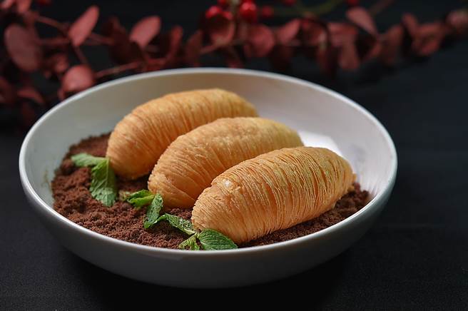 除「煲仔菜」外，寒舍艾美酒店〈寒舍食谱〉本季新推出特色港点，图为〈瑶柱萝卜丝酥饼〉。（图／姚舜）