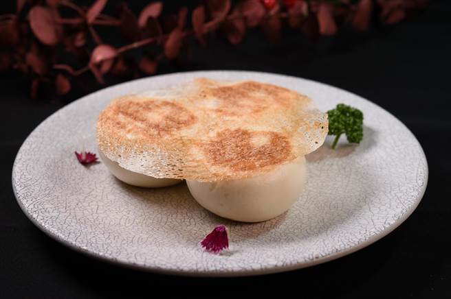 传统「冰花」多用在与煎饺搭配，〈寒舍食谱的〈梅干扣肉窝贴包〉也用了冰花增加消费者口感。（图／姚舜 ）