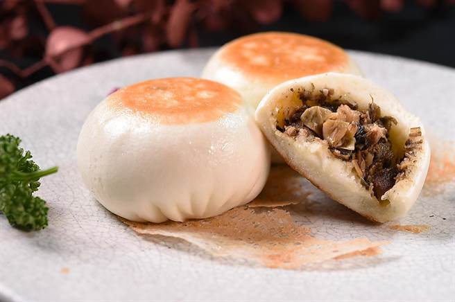 〈梅干扣肉窝贴包〉的内馅有咸香中带着甘甜味的客庄梅菜，以及脂肉相间的猪五花肉。（图／姚舜）