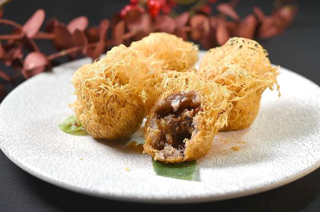 〈芋茸先知鸭酥盒〉外层炸裂「飞丝」，外酥内绵。（图／姚舜）