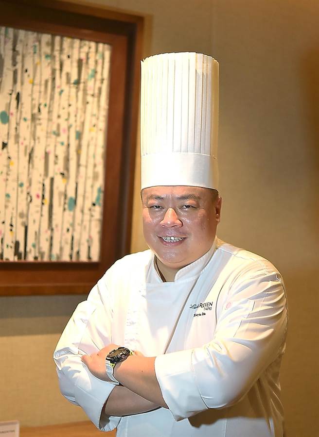 台北寒舍艾美酒店行政主厨吴铭儒，过去经常赴港澳与大陆考察取经，并喜欢研究食器。（图／姚舜