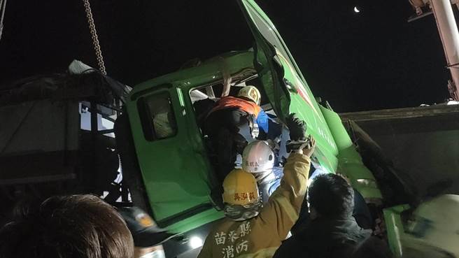 台61线西滨快速道路苗栗县通霄镇南下118公里处，6日凌晨2时许发生严重车祸，造成4人受伤送医，消防人员抢救受困的伤患。（民眾提供／巫静婷苗栗传真）