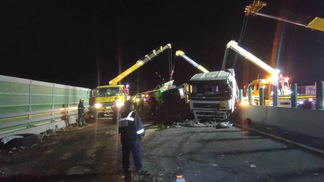  台61线西滨快速道路苗栗县通霄镇南下118公里处，6日凌晨2时许发生严重车祸，造成4人受伤送医。（民眾提供／巫静婷苗栗传真）