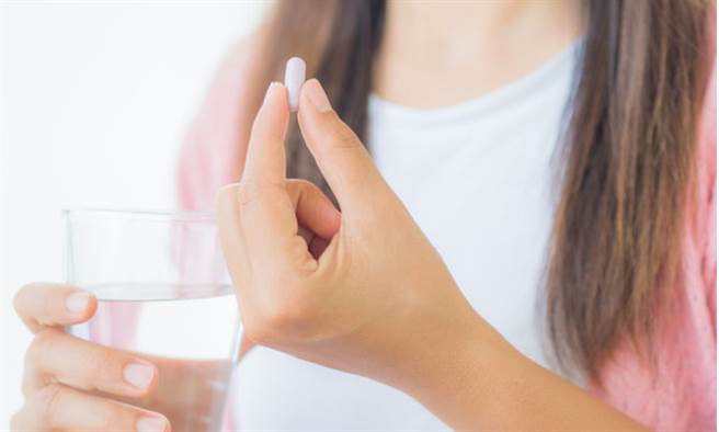 提起更年期保健，會聽到「黑升麻萃取物」，對於改善更年期症狀的臨床效益，可以透過研究數據了解。(示意圖/Shutterstock)