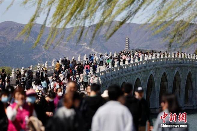 清明節大陸出遊1.02億人回到疫前同期94.5％ 旅遊收入恢復至56.7％。圖為4月3日，北京天氣晴好，市民在北京頤和園遊覽，踏青賞花。（中新社）