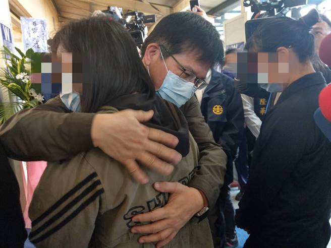 交通部長林佳龍（中）慰問袁淳修的家屬。（交通部提供／陳祐誠傳真）